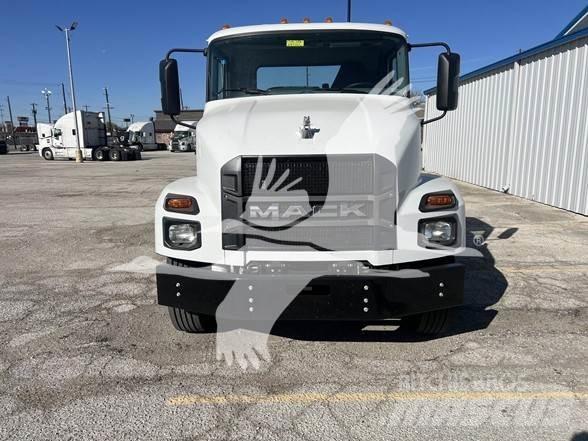 Mack MD6 شاحنات بمقصورة وهيكل