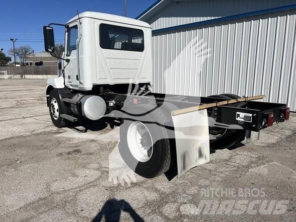 Mack MD6 شاحنات بمقصورة وهيكل