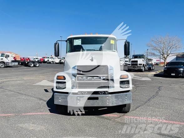 Mack MD6 شاحنات بمقصورة وهيكل