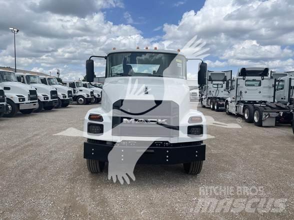 Mack MD6 شاحنات بمقصورة وهيكل