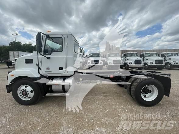 Mack MD6 شاحنات بمقصورة وهيكل