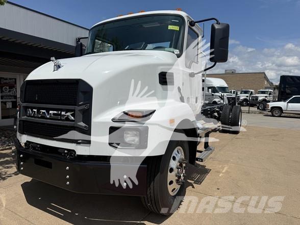 Mack MD6 شاحنات بمقصورة وهيكل