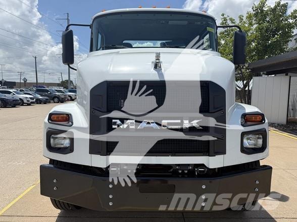 Mack MD6 شاحنات بمقصورة وهيكل