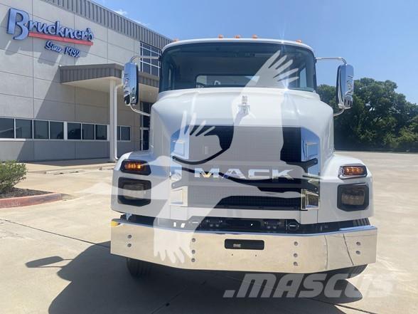 Mack MD6 شاحنات بمقصورة وهيكل