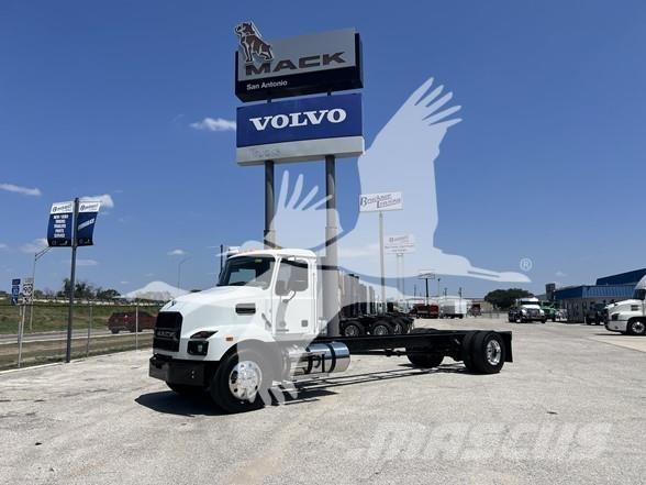 Mack MD6 شاحنات بمقصورة وهيكل