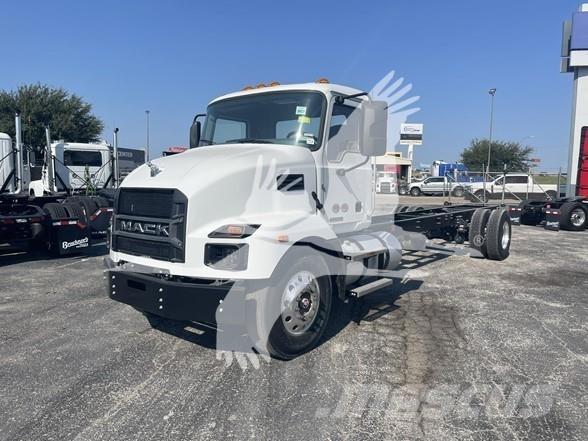 Mack MD6 شاحنات بمقصورة وهيكل