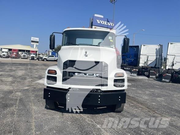 Mack MD6 شاحنات بمقصورة وهيكل