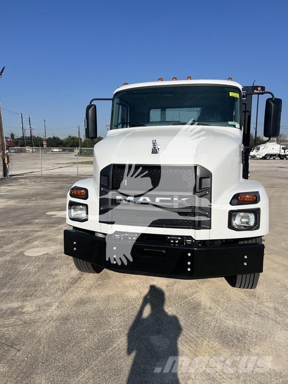 Mack MD6 شاحنات مسطحة/مفصلية الجوانب