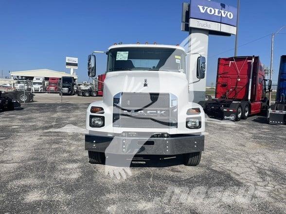 Mack MD6 شاحنات بمقصورة وهيكل