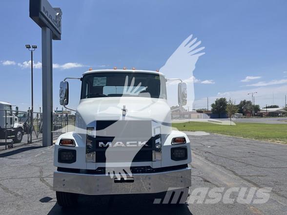 Mack MD6 شاحنات بمقصورة وهيكل