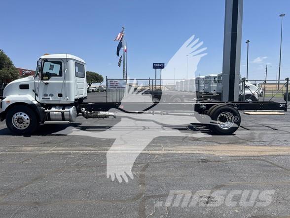 Mack MD6 شاحنات بمقصورة وهيكل