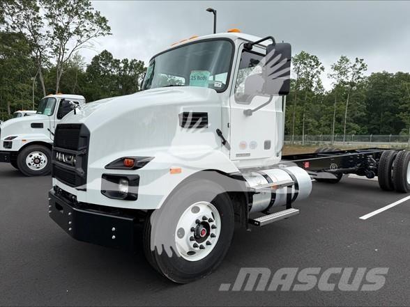 Mack MD6 شاحنات بمقصورة وهيكل