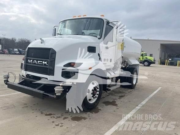 Mack MD7 شاحنات ذات صهاريج