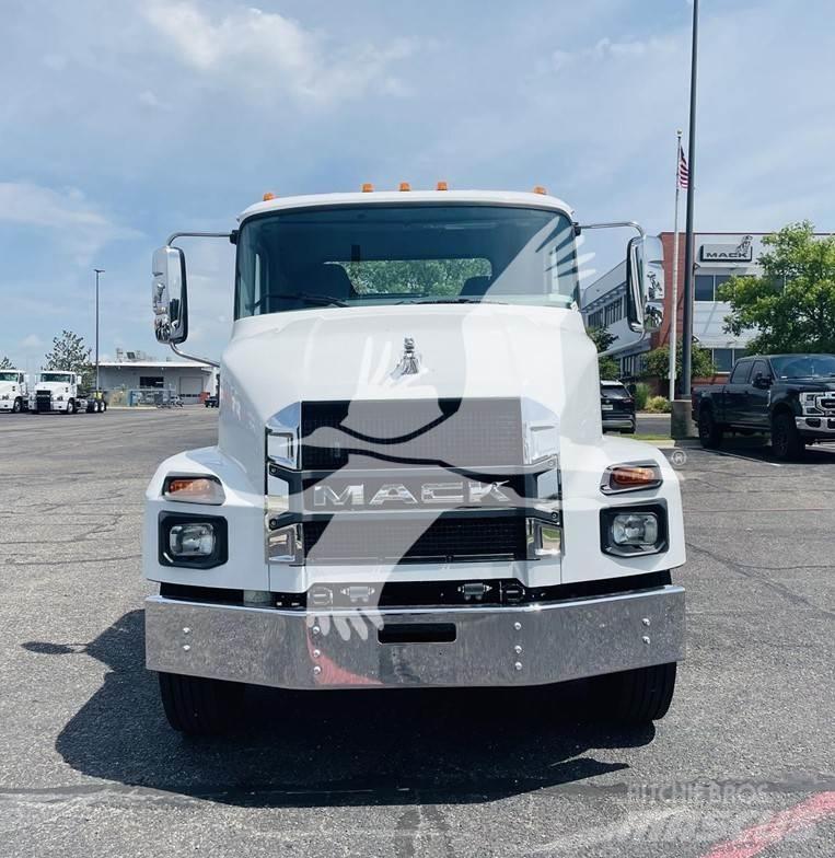 Mack MD7 شاحنات بمقصورة وهيكل