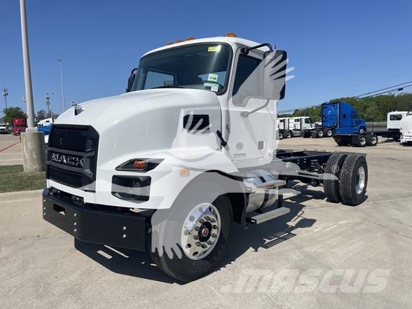 Mack MD7 شاحنات بمقصورة وهيكل