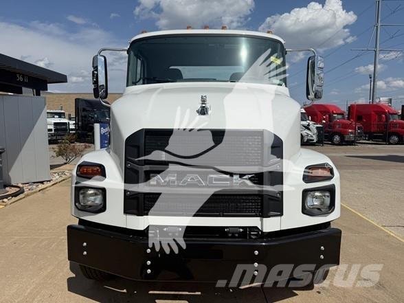 Mack MD7 شاحنات بمقصورة وهيكل