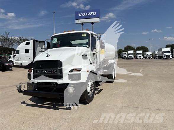 Mack MD7 شاحنات ذات صهاريج
