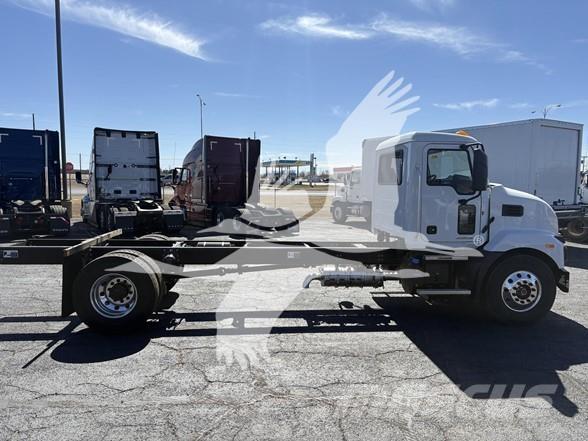 Mack MD7 شاحنات بمقصورة وهيكل