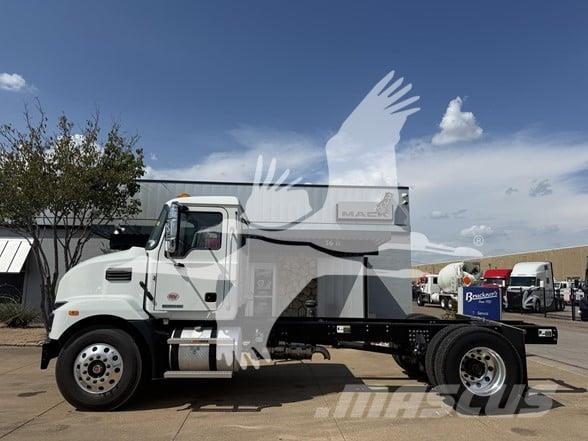 Mack MD7 شاحنات بمقصورة وهيكل