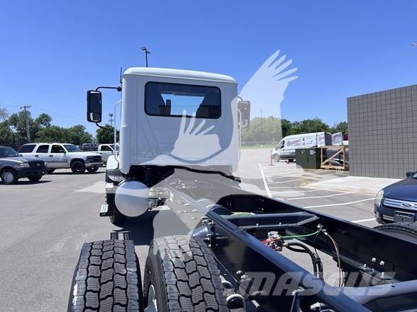 Mack MD7 شاحنات بمقصورة وهيكل