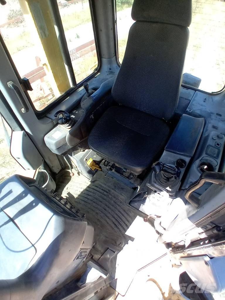 Komatsu D 61 EX-15 بلدوزرات مجنزرة