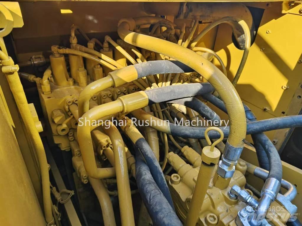 CAT 320 D حفارات زحافة