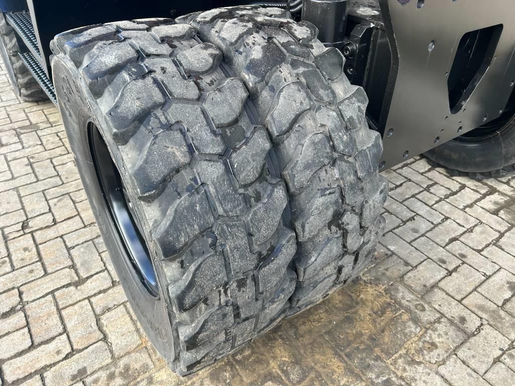Hitachi ZX 140 W-5B حفارات بعجل