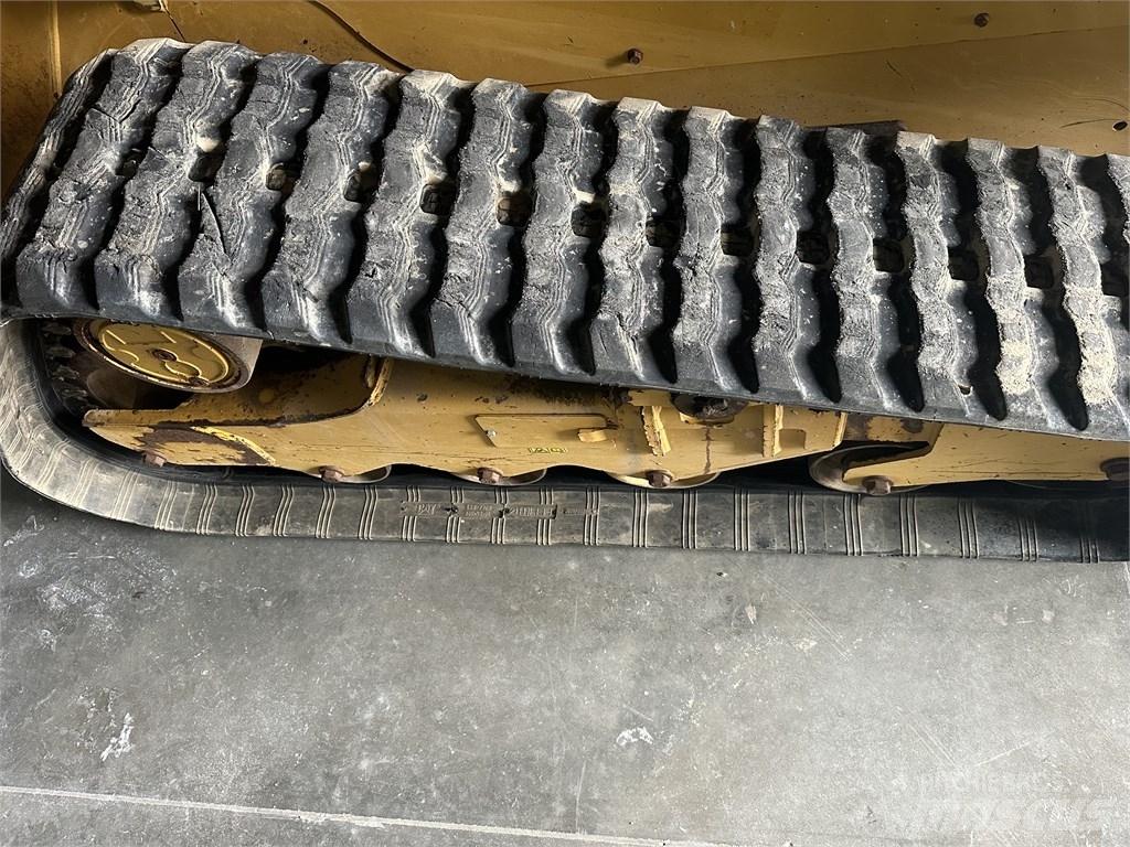 CAT 259D3 لوادر انزلاقية التوجيه
