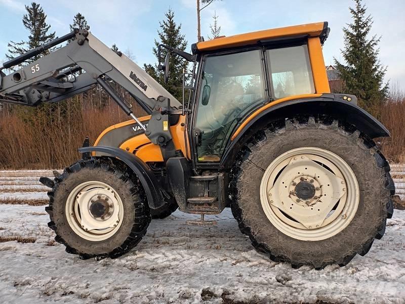 Valtra N 141 Hitech الجرارات