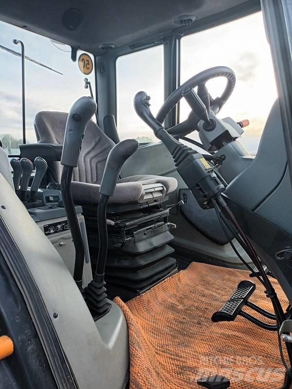 Valtra N 141 Hitech الجرارات