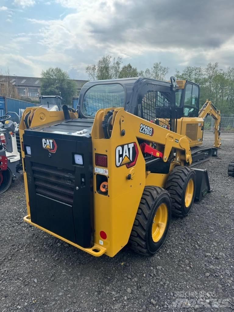 CAT 226D3 لوادر انزلاقية التوجيه