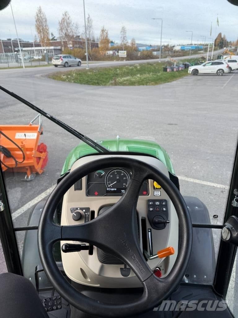 John Deere 3046 R جرارات مدمجة