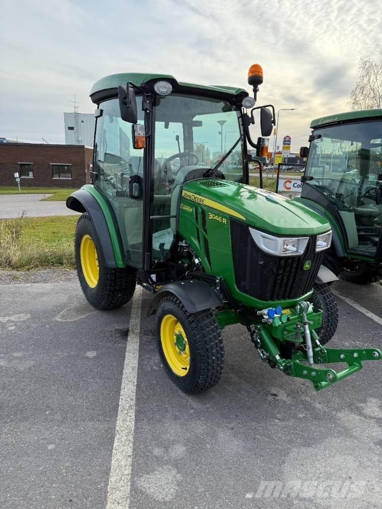 John Deere 3046 R جرارات مدمجة