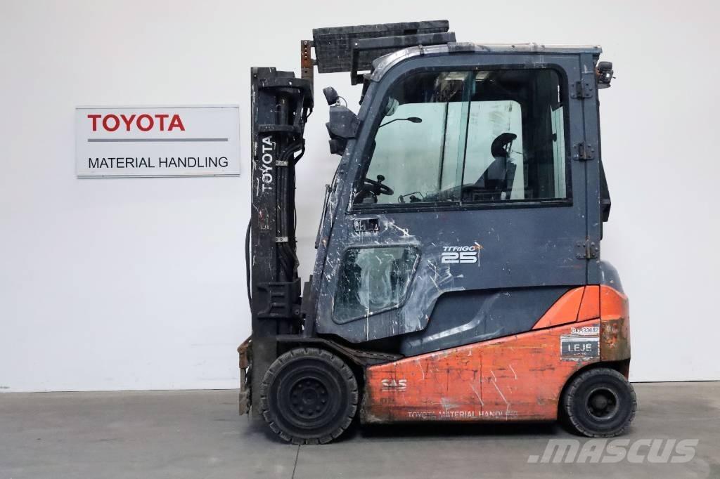 Toyota 8 FBMT 25 شاحنات ذات رافعات شوكية تعمل بالكهرباء