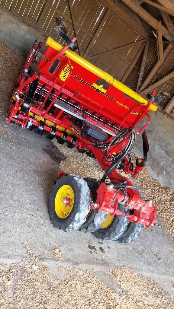 Väderstad Rapid 300C مثاقيب مدمجة