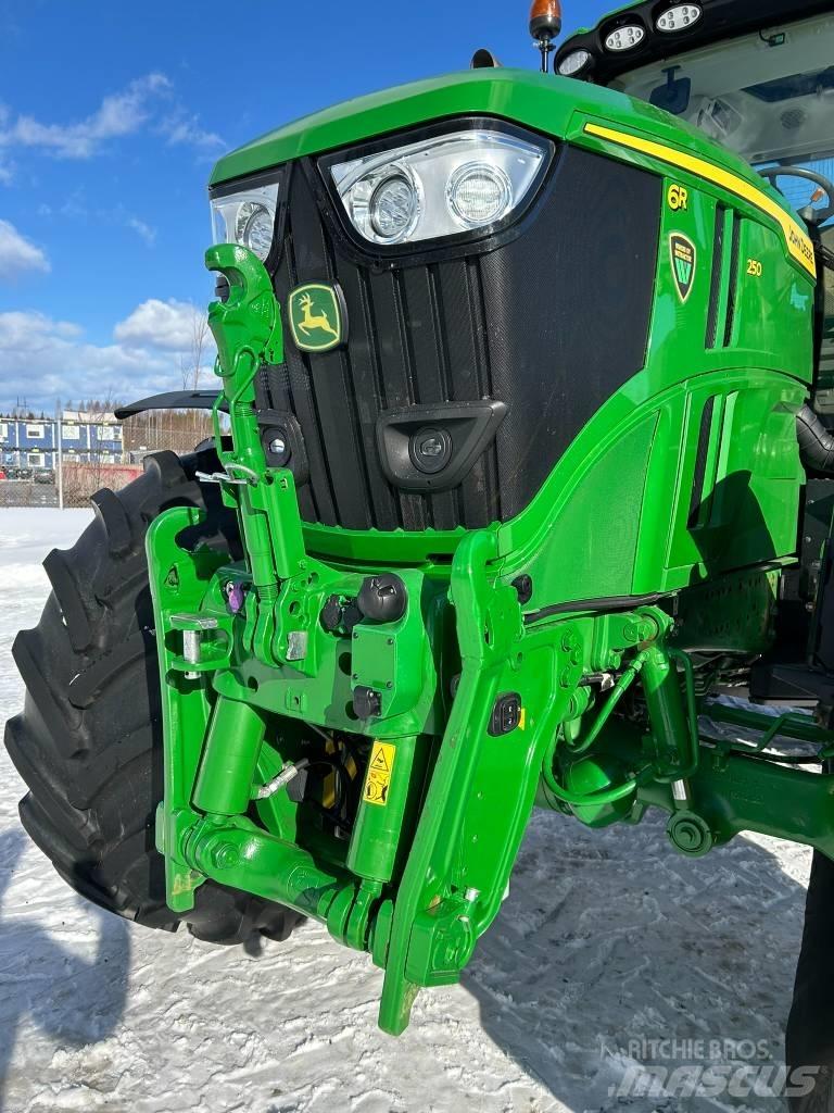 John Deere 6R 250 الجرارات