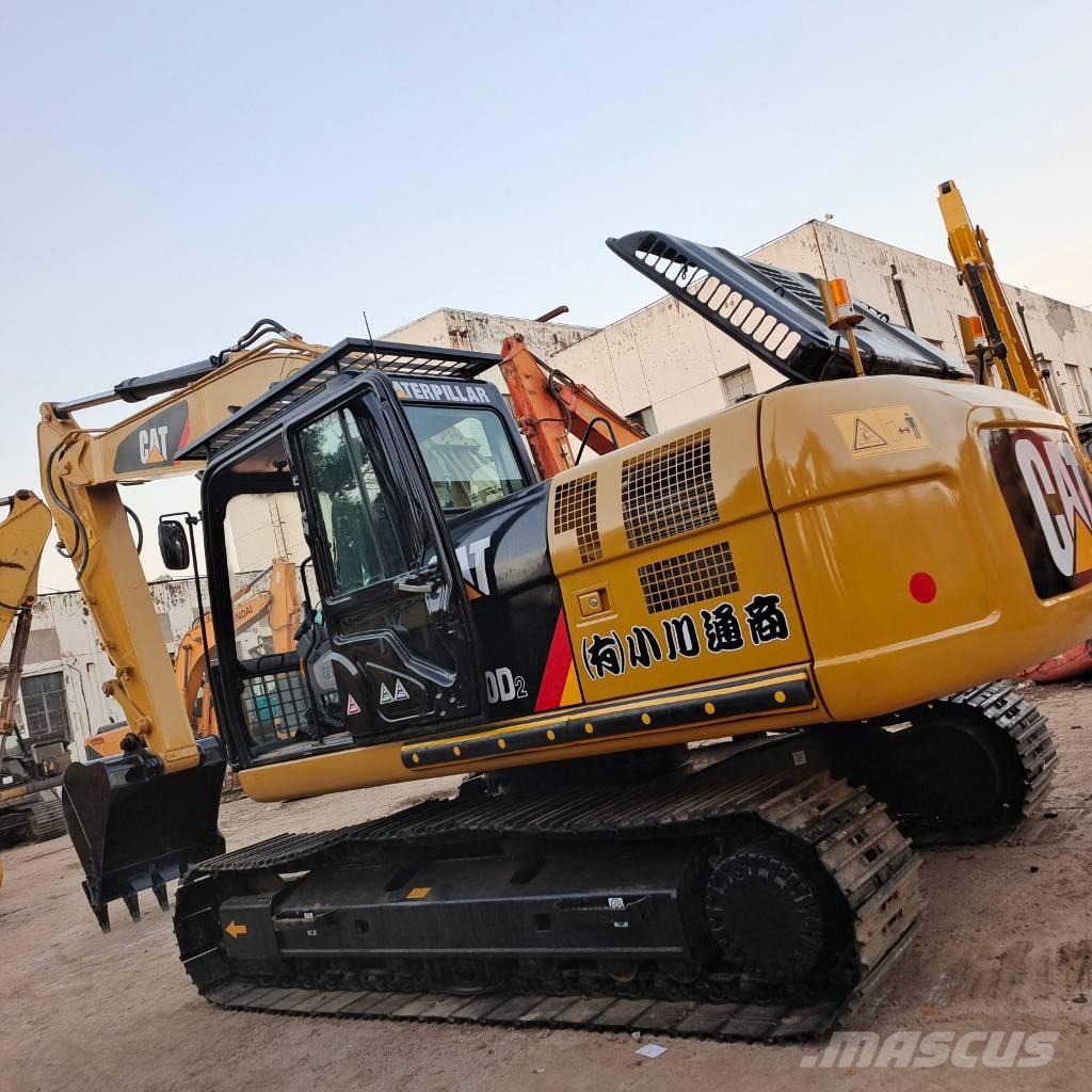 CAT 320 D2 حفارات زحافة