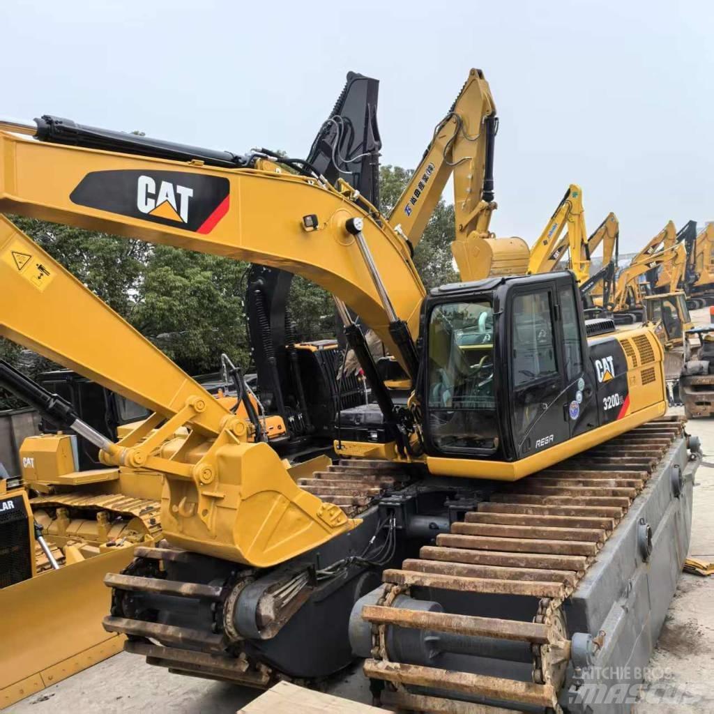 CAT 320 D الحفارات البرمائية