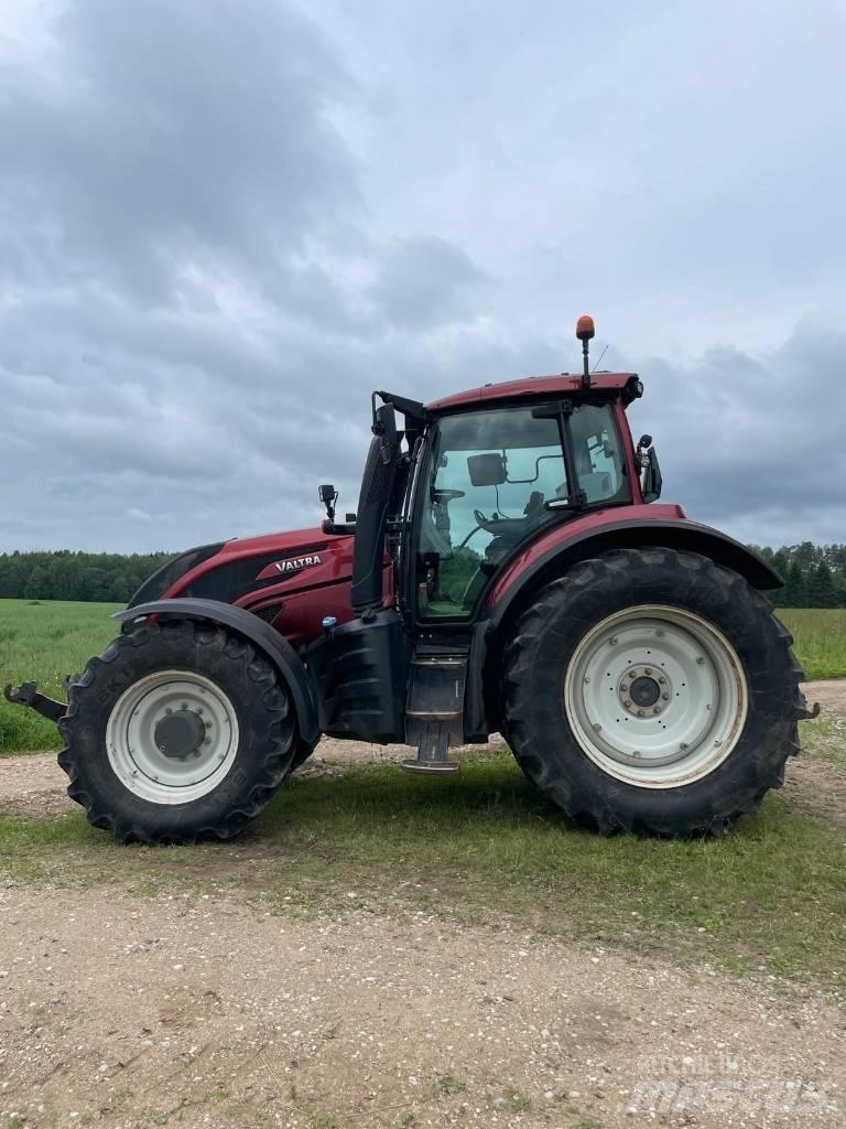 Valtra T 234 V الجرارات