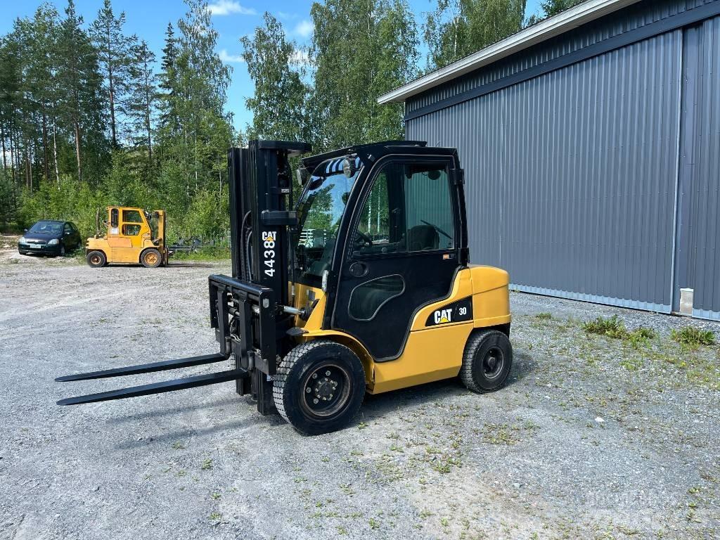 CAT DP 30 N شاحنات الديزل