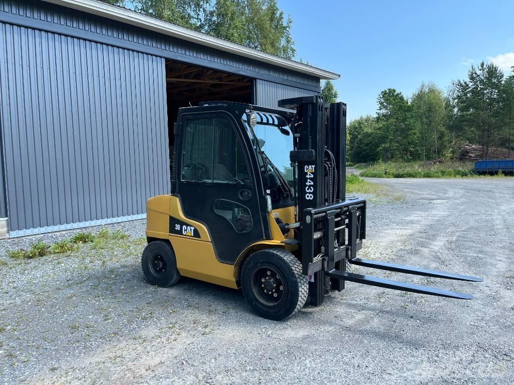 CAT DP 30 N شاحنات الديزل