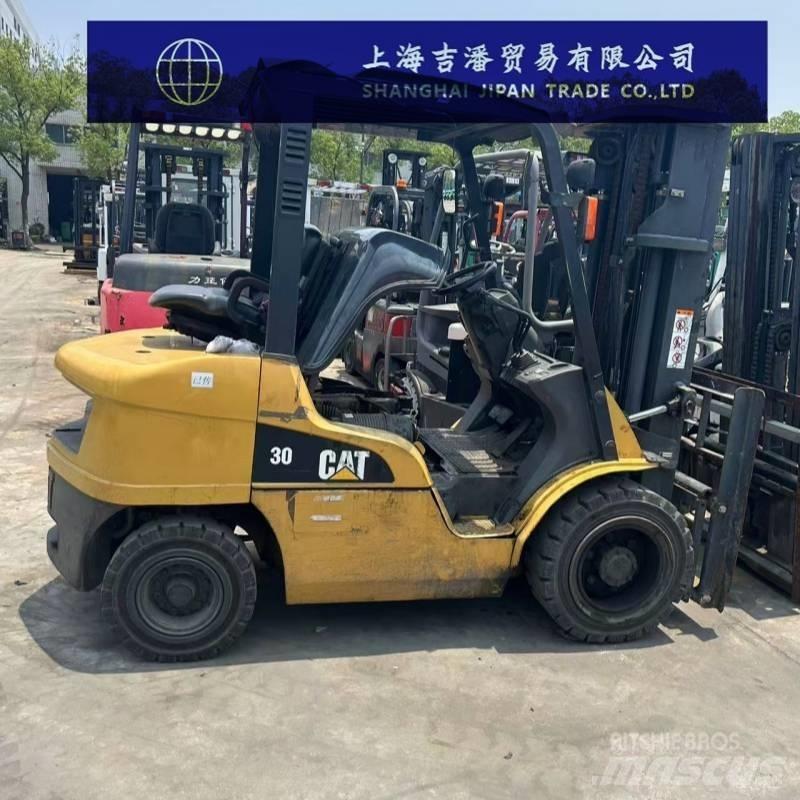 CAT DP 35 N شاحنات الديزل