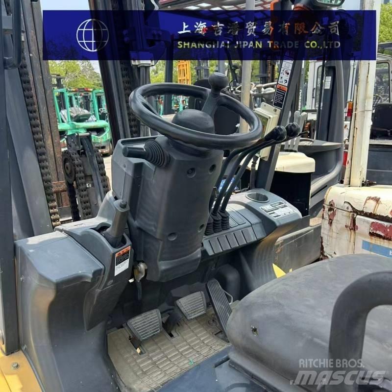 CAT DP 35 N شاحنات الديزل