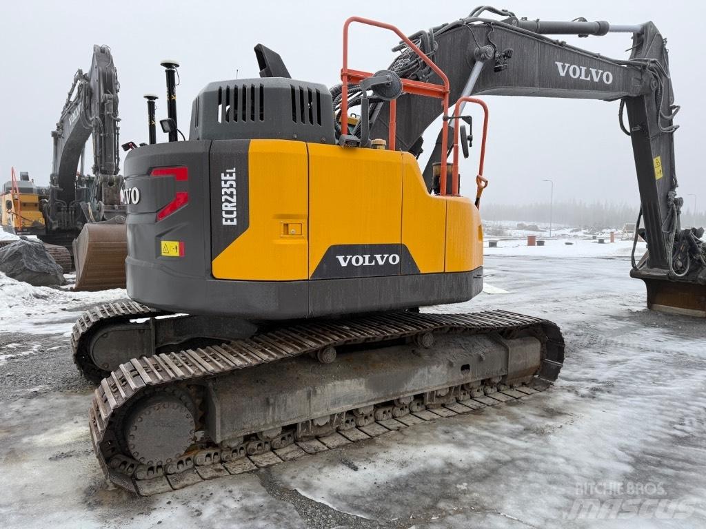 Volvo EC 235 EL حفارات زحافة