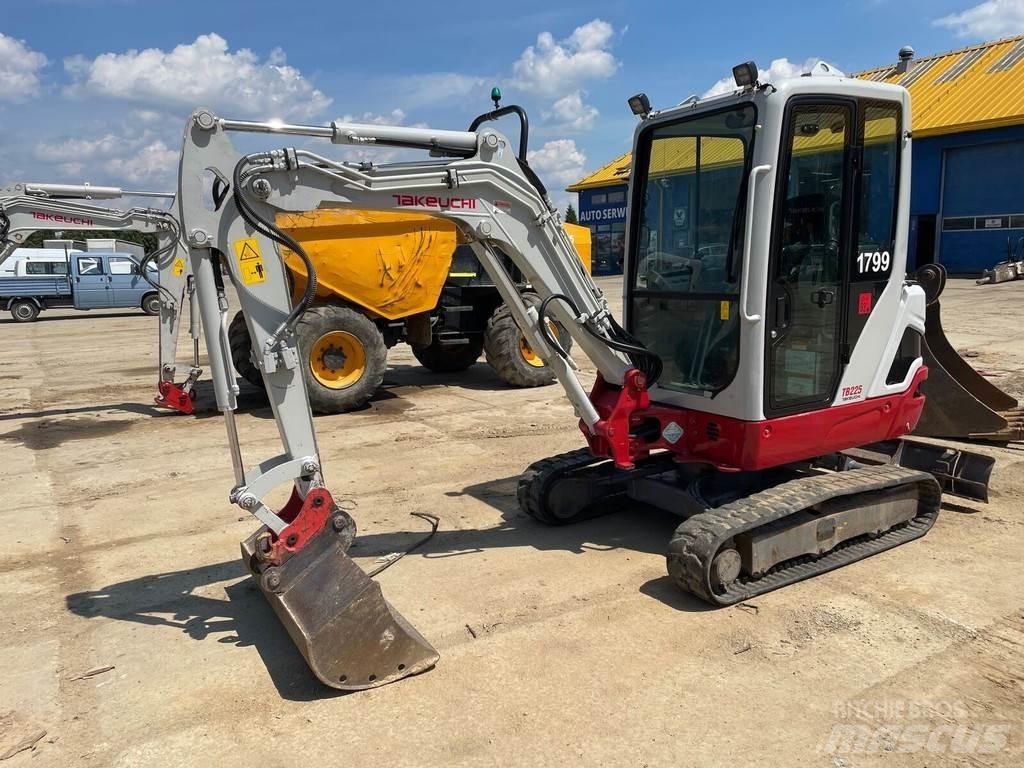 Takeuchi TB225 حفارات صغيرة أقل من 7 طن (حفارات صغيرة)