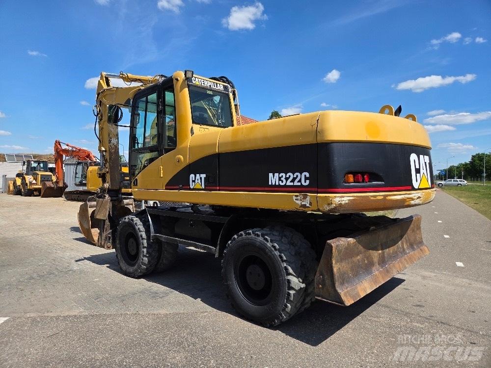 CAT M322C حفارات بعجل