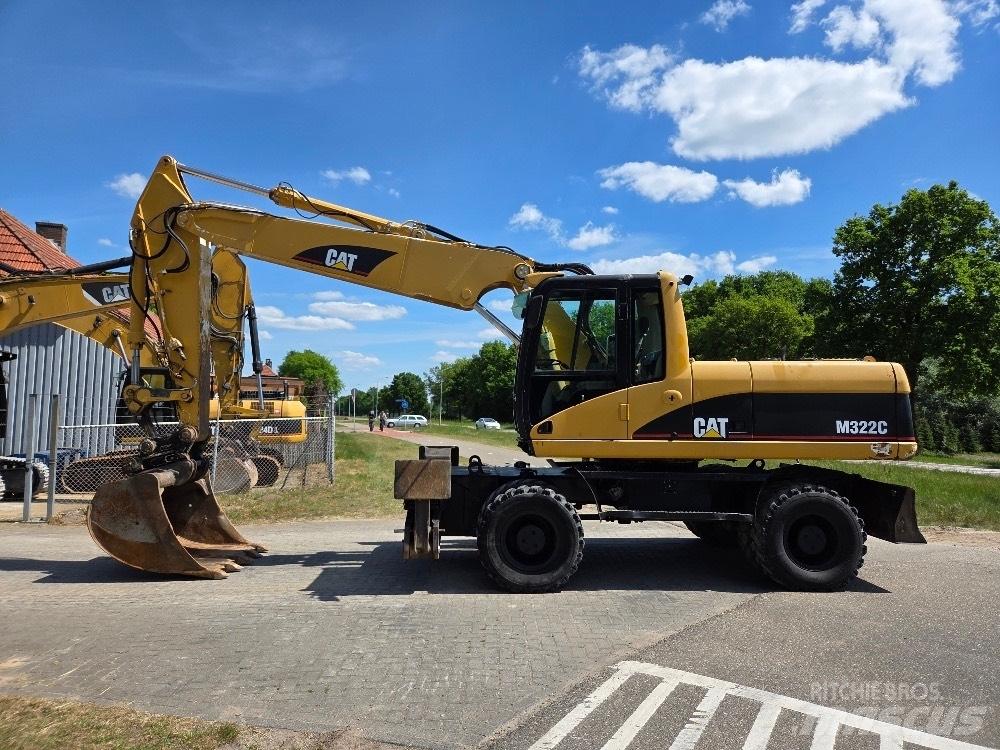CAT M322C حفارات بعجل