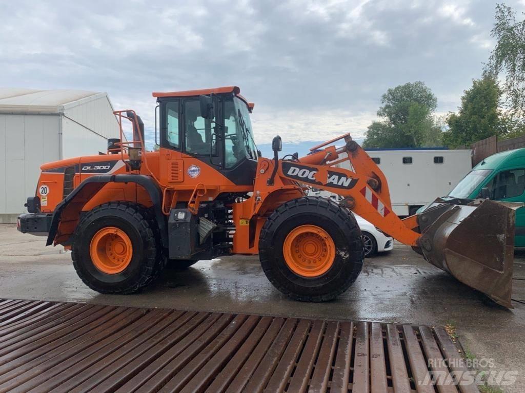 Doosan DL 300 لوادر بعجل