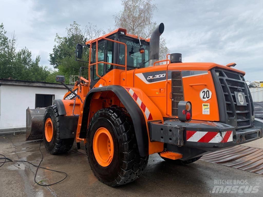 Doosan DL 300 لوادر بعجل