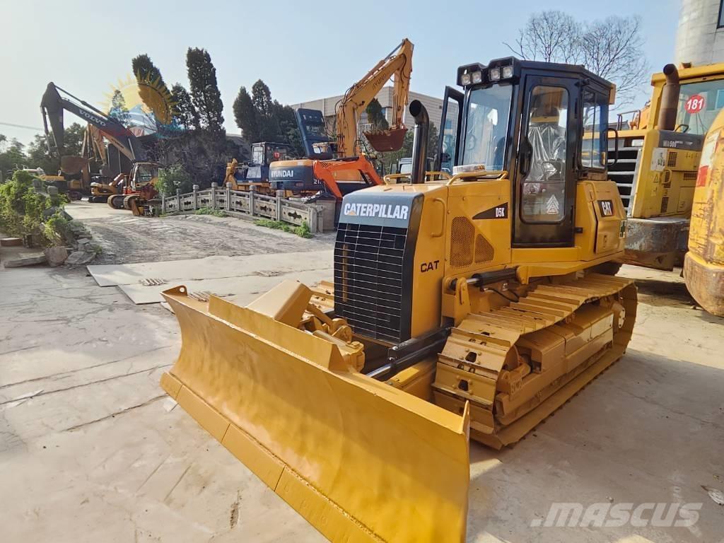CAT D 5 K بلدوزرات مجنزرة